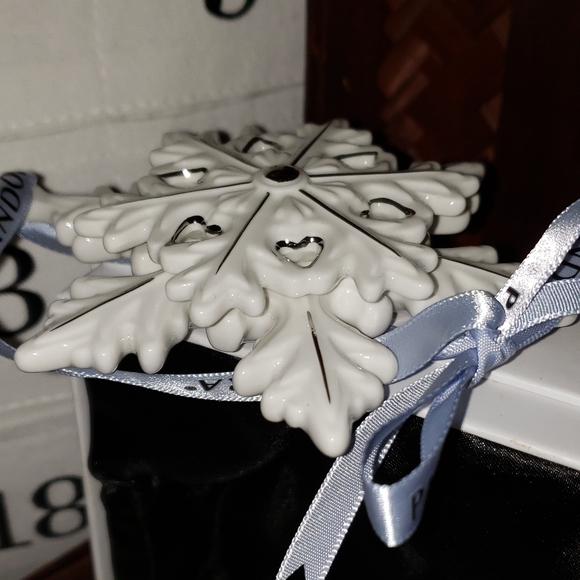 Pandora | Trio Snowflake ornament 3D porcelain - Picture 2 of 12